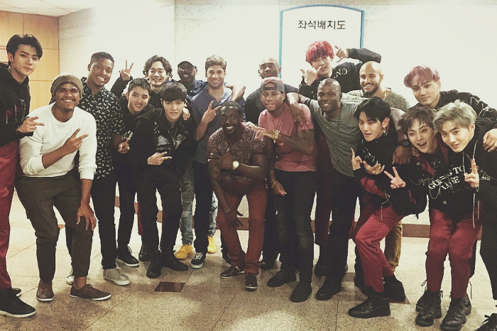 Vakseen poses for a photo with EXO backstage.